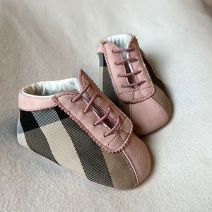 Burberry baby shoes